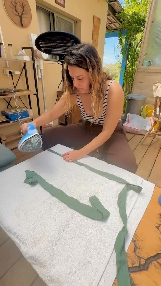 תפירה בתנאי שטח 🤦♀️ ובן זוג שנאלץ לצלם כדי שתראו מה אני עושה בצילום מאוד לא מוצלח שרק רוצה לסיים עם זה 🤣 בקיצור אותנטיות 100%. למי שמסוקרנת לדעת מה אני עושה מעולם התפירה אני תופרת רצועה. שזה תהליך שכרוך בגזירה רצועות ארוכות של 3 ס״מ רוחב באורך הרצוי. משם גיהוץ לחצי לרוחב ולאחר מכן עוד גיהוץ שוב של חצי אחד על השני ותפירה בקצה הקיפול. בסוף אפשר לראות איך נראית הרצועה הסופית. תפרגנו לעבודה מהבית בזמן מלחמה 🚀 #תפירה #תפירהלמתחילות #תפירהאונליין #לימודיתפירה #עבודותיד