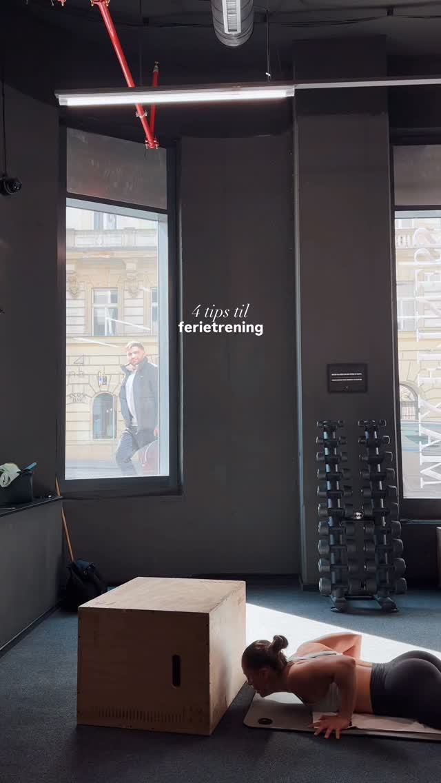 Når jeg er på ferie er det ikke så viktig for meg å trene mye og tungt, men en effektiv økt for å føle meg bra og ha overskudd til dagen☺️
Tips 1: EMOM-format. Det er effektivt og du slipper å tenke så mye! Minutt 1: en øvelse. Minutt 2: en annen øvelse. Lett å tilpasse nivå!
Tips 2: Ulike muskelgrupper på ulike minutter. Eks minutt 1: bein, minutt 2: bryst. Da får du mest mulig kvalitet rent styrkemessig.
Tips 3: For en effektiv fullkroppsøkt: 1 beinøvelse, 1 overkropp, 1 kjerneøvelse og kanskje noe eksplosivitet eller puls (hopp med hoppetau eller til benk, burpee, shuttle runs eller lignende.
Tips 4: For en mer intervallbasert økt: legg inn hvile etter noen minutter arbeid for høyere tempo. For en lengre økt med lavere tempo: dropp hvile.
I Praha gjorde jeg dette,
EMOM 12:
M1: 15m Double DB Front Rack Walking Lunges
M2: 10m Handstand Walk
M3: Rest
Deretter:
EMOM 16:
M1: x rep Burpee Box Jumps
M2: x rep Wall Walks
M3: 30/30s DB Thruster / DB Snatch
M4: Rest
Jeg ville ha fokus på skuldre, men eks forslag til fullkroppsøkt du kan gjøre i påsken!⬇️
EMOM 25:
M1: Air Squats / Lunges / Pistol Squats
M2: Wall Walk / Strict HSPU / Pike Push Up / Push Up
M3: Burpees / Burpees over object
M4: Kjerneøvelse (eks Etbens V-Ups / V-Ups)
M5: Rest
Kroppsvekt kan være blytungt! Og noen ganger handler det ikke om å gjøre alt ‘optimalt’, men å bevege seg, svette litt og føle seg bedre etterpå ☺️