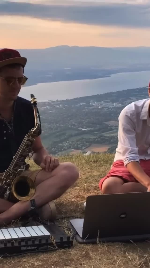 🌕 Uma releitura que flutua entre o clássico e o futuro
Já imaginou “Clair de Lune”, do Debussy, ganhando camadas eletrônicas que parecem te fazer levitar? Foi exatamente isso que o duo TRAF fez, e o resultado é uma verdadeira viagem sonora 🚀🎹
Formado por Vincent Hoang e Thomas Demessence, o projeto nasceu em 2018 na cena de Reims e traz uma proposta única: música eletrônica planante, melódica e orgânica . Eles misturam sintetizadores com instrumentos percussivos e acústicos, colocando o “humano” de volta no centro do som eletrônico .
Nessa versão de “Claire de Lune”, o piano clássico não vira simplesmente uma sample: ele respira junto com batidas que remetem à imensidão e à leveza — exatamente como os clipes aéreos e vertiginosos que inspiram a identidade visual do duo .
🎧 Perfeita para:
· Aquela playlist de fim de tarde 🌅
· Momentos de foco criativo 💡
· Ou simplesmente fechar os olhos e sentir o som te levar
Se você curte Melodic House com alma e sofisticação, aperta o play e se deixa levar por essa fusão entre Debussy e o presente.
👉 Já conhecia o TRAF? Ou prefere a versão original ao piano? Me conta aqui nos comentários! 🎶👇
—
#ClairDeLune #TRAF #MelodicHouse #Electronica #Debussy