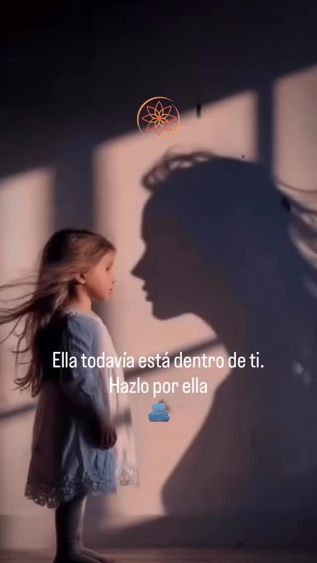 A veces el ruido de la vida adulta nos hace olvidar que el camino de vuelta siempre ha estado ahí. Está en el olor del sahumerio que limpia el aire, en el peso de un mineral en la palma de la mano y en esa capacidad de detener el tiempo en un instante de luz. ✨🌿
Crecer no era alejarse de la infancia, sino aprender a cuidar ese jardín secreto que llevamos dentro. Nuestra niña/o interior sabe sentir la magia en lo simple. Y aquí, entre cuarzos y humo sagrado, nos volvemos a encontrar. 🕯️💎
#NiñaInterior #Sahumerio #Minerales #ConexiónNatural #Sanación