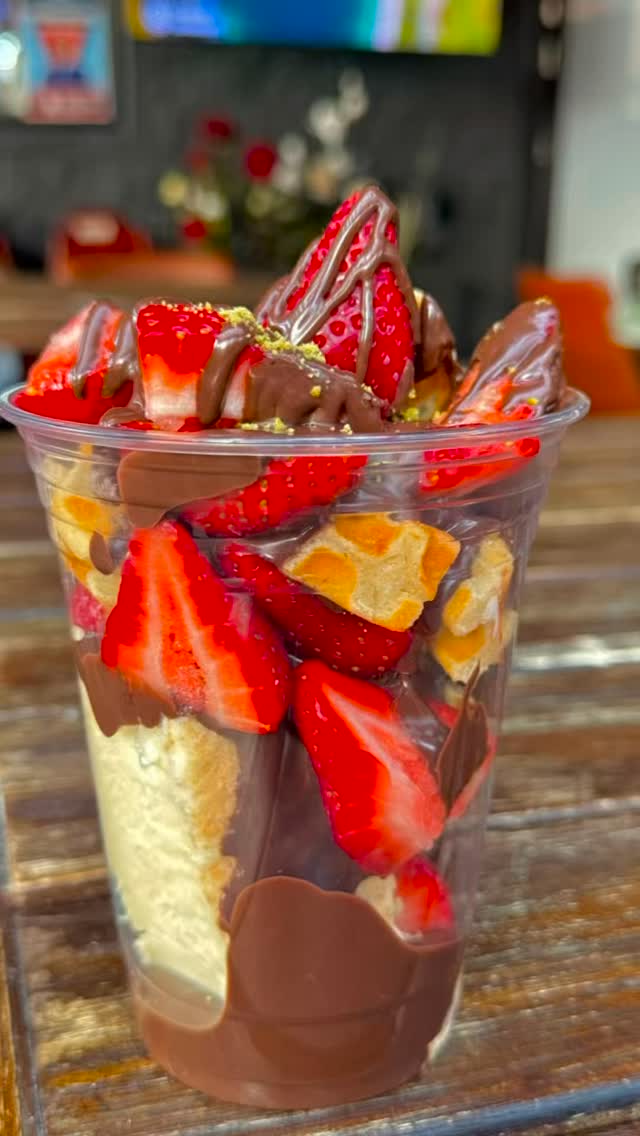 NEW ADDICTION ALLERT🍓🍰🧇 Cheesecake, strawberries, waffle bites, pistachio crumbs, and chocolate, your new favorite cup!♥️
We invite you to visit us for Dine-In and Take-Out, and order through DoorDash, Grubhub, and Uber Eats from Golden Dessert✌🏻🫶🏻