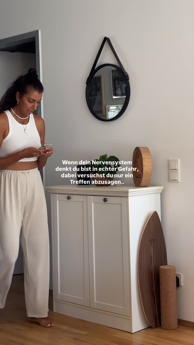 kennst du dieses Gefühl? Dir wird heiß, dein Herz fängt an zu rasen, du atmest flach & du fühlst dich wie gelähmt.. dabei willst du einfach nur ein Treffen absagen, weil du vielleicht grade dich selbst priorisieren musst, weil es dir zu viel ist oder du einfach nicht willst - doch dieser Schritt bringt dein Nervensystem komplett zum eskalieren. Dein System schaltet auf Überlebensmodus, weil es denkt du wärst wirklich in Gefahr..
& weißt du das liegt nicht daran, dass du falsch bist, sondern daran dass viele von uns oft erfahren haben, dass es für andere nicht ok ist, wenn man mal sich selbst & nicht sie priorisiert und darum hat dein ganzes System Angst vor der Reaktion der Person..
& genau hier darfst du anfangen, liebevoll mit deinem Nervensystem zu arbeiten 🤍
Du musst dich nicht „zusammenreißen“ oder dich zwingen, einfach anders zu reagieren oder evtl lieber doch zum Treffen zu gehen, weil das Absagen sich gefühlt schlimmer anfühlt... Dein Körper versucht nur dich zu schützen – und das darfst du anerkennen.
Was du in solchen Momenten tun kannst:
✨ 1. Atmung regulieren: atme ein paar Runden 4 Sekunden ein, 6–8 Sekunden aus. Lange Ausatmungen signalisieren deinem Nervensystem: Ich bin sicher.
✨ 2. Benenne, was gerade passiert: Sag dir innerlich: Ich bin gerade getriggert. Das ist mein Nervensystem, nicht die Realität. Schon dieses Bewusstsein schafft Abstand.
✨ 3. Erdung im Körper: Spür deine Füße am Boden. Aktiviere deine 5 Sinne, was kannst du hören, riechen, schmecken, sehen, auf der haut fühlen? Schüttel dich - lass die Spannung los. Das bringt dich aus dem Gefahr-Modus zurück ins Hier & Jetzt.
✨ 4. Reframing: Dich selbst zu priorisieren ist keine Gefahr. Es ist ein Akt von Selbstrespekt. Und die Reaktion anderer Menschen definiert nicht deinen Wert.
Du darfst lernen, dass du sicher bist – auch wenn du Grenzen setzt 🤍
Wenn du dann reguliert bist, kannst du ganz in Ruhe deine ehrliche Nachricht formulieren und wenn du das möchtest einfach deine Situation erklären und wie du dich fühlst - egal ob dein Gegenüber das verstehen wird oder nicht - du entscheidest dich für dich & das ist was zählt.