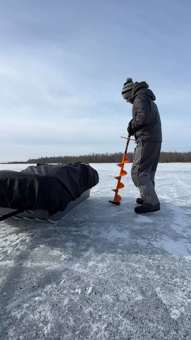 Stop scooping.
RAZR flighting throws shavings OUT of the hole.
Hit reverse → flush the rest.
Clean holes. Every time.
#razriceaugers #icefishing #hardwater #drillpowered #razrpowr