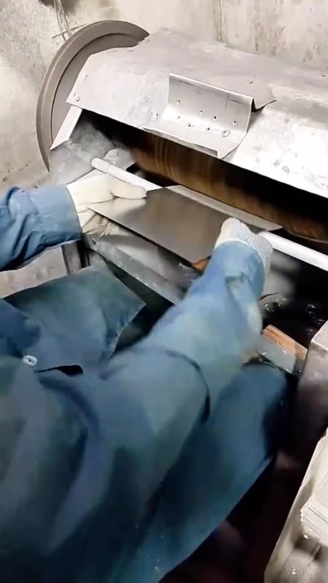 Todo comienza mucho antes del resultado final.
Para este trabajo junto a Chamula Carrocerías, cada chapa pasó por un proceso cuidado de principio a fin.
Primero, el pulido del material, preparando la superficie para garantizar una impresión precisa. Luego, la serigrafía, donde cada capa se aplica con exactitud para lograr un acabado uniforme y duradero.
Finalmente, el corte y el agujereado individual, pieza por pieza, asegurando que cada una esté lista para su uso.
Un proceso donde la técnica, el detalle y la dedicación se combinan para transformar materia prima en un producto terminado de calidad.
Gracias a @carroceriaschamula por confiar en nuestro trabajo.
