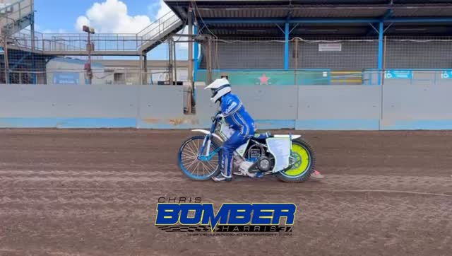 🎥 A few laps around the Adrian Flux Arena 💣
It’s good to be back 🌟
#chrisbomberharris #speedway #żużel #37