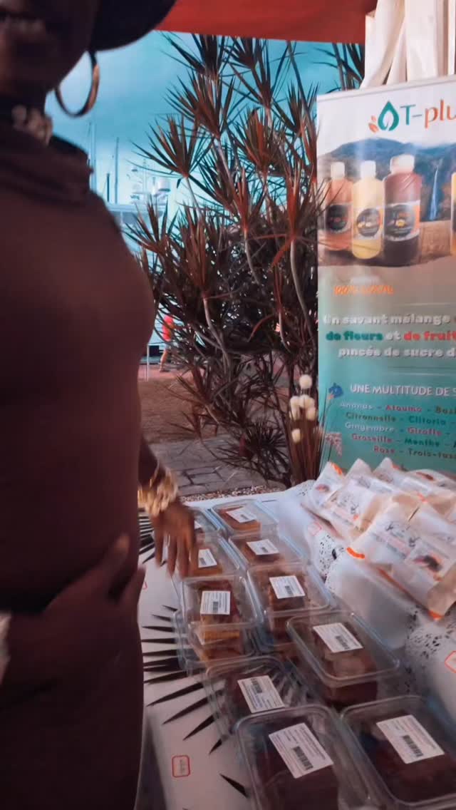 QUELLE SOIRÉE…
Hier, la Marina Bas-du-Fort a vibré au rythme des saveurs, des rencontres et du partage.
Vous étiez nombreux à répondre présents pour cette Découverte des Saveurs Culinaires, et quelle énergie.
Les infusions glacées T-pluZen ont conquis vos papilles.
Les tourments d’amour des Saveurs du Rocher ont offert un pur moment de gourmandise.
Et les accras de Latouche Mondésir ont rencontré un succès incroyable, validé par tous.
Des artisans passionnés qui ont su vous faire voyager.
Une ambiance chaleureuse, vraie, comme on les aime.
Merci à tous :
visiteurs
partenaires
exposants
équipes
Parce que sans vous, rien de tout ça n’existe.
Retour en images sur cette belle soirée.
Et ce n’est que le début.
#Tpluzen#latouchemondesir #marinabasdufort #lessaveursdurocher
#excellencenautiquecaraibe
What an evening...
Yesterday, the Marina Bas-du-Fort vibrated to the rhythm of flavours, encounters and sharing.
Many of you were present for this discovery of culinary flavors, and what energy.
T-pluZen ice infusions have conquered your taste buds.
The love torments of the Saveurs du Rocher offered a pure moment of gluttony.
And the accrass of Latouche Mondésir was incredibly successful, validated by all.
Passionate craftsmen who have made you travel.
A warm, true atmosphere, as we like them.
Thank you all:
Visitors
Partners
Exhibitors
Teams
Because without you, none of this exists.
Back in pictures on this beautiful evening.
And this is just the beginning.