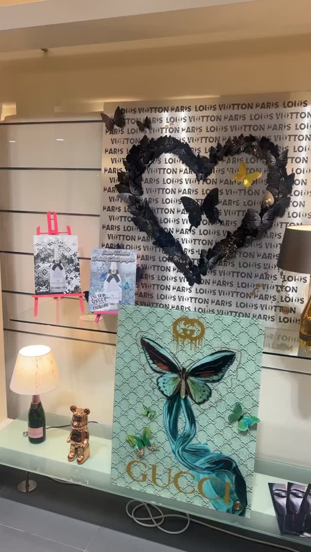 Luxury meets Art 🦋✨
Zwischen Louis Vuitton Vibes und Gucci Ästhetik entsteht ein Statement aus Eleganz, Kreativität und Liebe zum Detail.
#LuxuryArt #GucciStyle #LouisVuitton #ButterflyVibes #interiørinspo