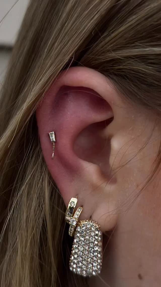 Outer Helix ✨
@piercingbyroy ✨
Metro - @emberbodyjewelry ✨
#staytruebodypiercing
#safepiercing
#appmember