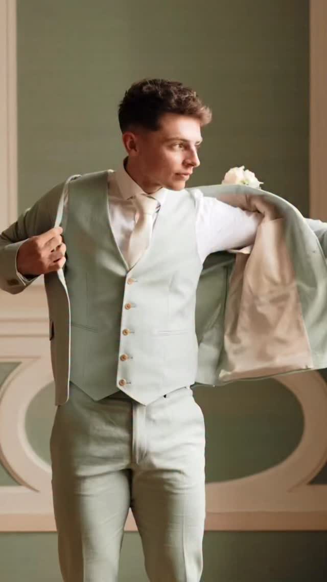 On parle beaucoup de la mariée.
De sa robe, de sa mise en beauté, de son entrée…
Et vous, messieurs ?
Vous avez toute votre place, vous aussi.
C’est vous qu’on regarde à la mairie.
C’est vous qu’on attend à la cérémonie.
Et souvent, c’est même vous qu’on observe en premier.
Votre tenue, bien sûr.
Mais aussi votre attitude, votre aisance, votre manière d’habiter le moment.
Un costume choisi à la dernière minute, ça se remarque.
Un marié à l’aise, préparé, aligné… ça se ressent immédiatement.
Prenez le temps de choisir une tenue qui vous ressemble.
Pensez à vos accessoires.
Répétez vos déplacements, votre entrée, vos gestes.
Ce sont des détails, oui.
Mais le jour J, ils changent tout.
Un mariage, ça se vit à deux. ✨
📸@pinterest
@pinterestfr
#mariagealsace #wildinlovefestival #salondumariage #festivalmariage #marié