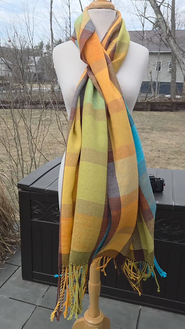 Gradient Boxes - hand woven long and wide scarf. Cotton warp in orange through blue with brown frames, hand dyed tencel and silk in the weft.
https://sunrisehandwovens.etsy.com/listing/1322584197
#sunriselodgefiberstudio #weaversofinstagram #handmade #handwoven #handwovenscarf