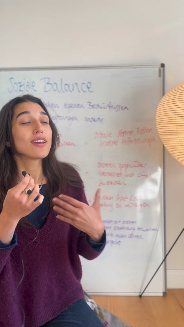 Kann ich mir eine Pause nehmen, auch wenn andere erwarten, dass ich weitermache? 🤷🏽♀️
Dieser Muskel ist beteiligt an der Funktion die Balance aufrecht zu halten.
Vor allem, wenn wir uns im Konflikt zwischen befinden zwischen:
Bleib ich mit meinen Impulsen & Bedüfnissen verbunden ODER werde ich sozialen Normen, Rollen oder externen Anforderungen gerecht?
Der Quadratus Lumborum organisiert diese Balance im Kontakt, die es für Entscheidungen braucht, um dich selbst, aber auch die Beziehung zu würdigen.
(Der Muskel ist wortwörtlich dafür zuständig sich auf einer Seite zusammenzuziehen und auf der anderen zu stabilieren - und diese Bewegung auszugleichen)
Die Übung:
Kann dich dabei unterstützen, um diese Balance zu finden. Ganz egal, ob du viel für die Aufrechterhaltung dieses Gleichgewichts arbeitest, oder die Tendenz hast deine Bedürfnisse den äußeren Erwartungen anzupassen.
Wichtiger Disclamer:
Dies ist Wissen von Bodynamic International, einem körperpsychotherapeutischen Verfahren, welches auf somatischer Entwickungspsychologie beruht.
Muskelanspannung allein lässt keine (!) Rückschlüsse auf deine Prägung zu - entscheidend ist, wie der Muskel sich im Kontakt verhält.
Viel Freude beim reintunen & erforschen 🫰🏽
•••
Videos wie diese dienen der Unterhaltung und ersetzen keine Begleitung. Sie dienen nicht als professioneller Rat und gehen ebenso nicht auf die Feinheiten psychischer & emotionaler Gesundheit ein (weil sie dafür viel zu individuell ist!).
🍯 lerne meine Arbeit kennen, indem du dir den Anpassungs-Guide oder die kostenfreie Regulationspraxis holst
🍯 schreib mir, wenn du Interesse an einer Einzel- oder Paarbegleitung hast
🍯 hol dir meinen Minikurs “BEI MIR BLEIBEN” oder einen Workshop auf meiner Website
www.auroraprema.de
auroraprema@gmail.com