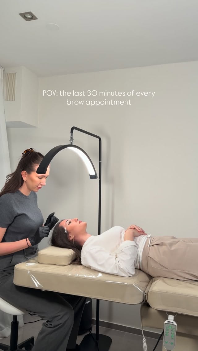 When your brow appointment turns into a yoga session 🤸🏽♀️
Was sind eure Tipps bei Rückenschmerzen während der Behandlung? 👀
#powderbrows #browliftdeluxe #lashlift #permanentmakeup #pmumünchen