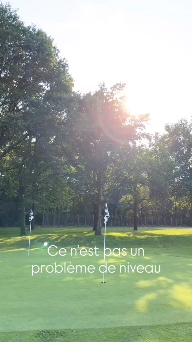 ⛳️ “Je n’aime pas parler de moi. De toute façon, les gens s’en fichent… et ils oublient.”
C’est une phrase qu’un golfeur 🏌️♂️ m’a dite récemment en séance, et elle m’est restée.
C’est un sportif très investi, avec un objectif clair : en faire son métier. Il s’entraîne, il s’implique, il fait tout ce qu’il faut… et pourtant, il se retrouve face à quelque chose de difficile à comprendre pour lui : plus il s’investit, moins les résultats sont là.
C’est justement pour ça qu’il est venu faire de la prépa, pour essayer de comprendre ce qui bloque. Sauf qu’au fil de la séance, on se rend compte que le sujet n’est ni technique, ni lié à son engagement. Le vrai sujet est ailleurs.
Parce que pour comprendre ce qui se joue dans sa performance, il faut pouvoir prendre du recul, se questionner, mettre des mots sur ce qu’on vit. Et ça, pour lui, c’est compliqué. Non pas parce qu’il ne veut pas avancer, mais parce qu’il a intégré quelque chose de très fort : l’idée que parler de lui n’a pas vraiment d’intérêt.
Du coup, le travail devient différent. Moins direct, parfois plus lent. Mais c’est souvent là que les choses commencent vraiment à bouger.
Parce que parfois, ce qui freine la performance, ce n’est pas un manque de travail… c’est quelque chose de plus discret, qu’on n’a pas encore appris à regarder.
Si ça te parle, ne reste pas bloqué et viens faire de la prépa. Rendez-vous dans ma bio ☀️
#preparationmentale #angouleme #mindset