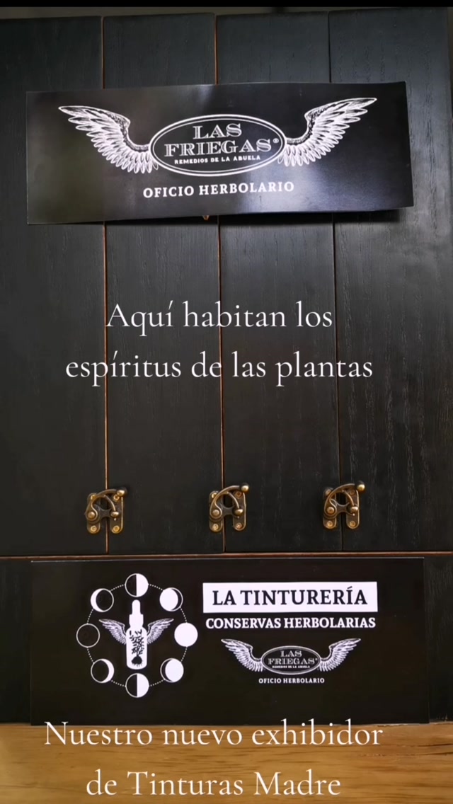 Es increíble voltear atrás y darte cuenta de cómo ha cambiado tu presente.
Nuestro amor por las plantas nos ha llevado a ir caminando con paciencia para ir concretando este proyecto que llena nuestra vida.
Estamos estrenando nuestro hermoso exhibidor de Tinturas Madre, hecho por las manos y mente de Elemento Madera y eso nos hace muy felices.
#tinturamadre #latintureria #oficioherbolario #culturaherbolaria #lasfriegas