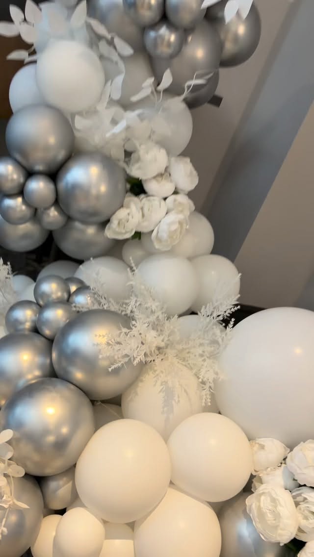 25th wedding Anniversary 🪩🤍
#balloonarch #organicballoons #cardiffballoons #personalised