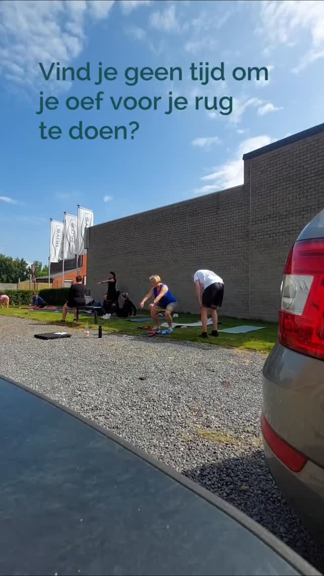 Je voelt je rug opnieuw op het einde van de dag en denkt:
"Verdorie, ik zou echt mijn oefeningen terug moeten doen."
Maar te weinig tijd, niet goed weten of je ze juist doet en… zorgen ervoor dat ze wat stof blijven vangen.
Dan heb ik iets voor jou!
Een goede schop onder je kont, samen met gelijkgestemden en in een leuke omgeving. Het nuttige aan het aangename koppelen, zeg maar 😉
*Core & Aperitief*
Een zondagvoormiddag waarin we samen buiten bewegen, werken aan een sterke core en je rug de aandacht geven die ze verdient.
Geen saaie oefeningen in je eentje thuis.
Wel samen bewegen, leren waar je op kan letten, frisse lucht en hopelijk een zonnetje met een aperitief!
Er zijn al 10 van de 12 plekjes ingevuld voor 12 april, dus wees er snel bij.
Stuur me een berichtje via Instagram of WhatsApp om je plekje te reserveren.
