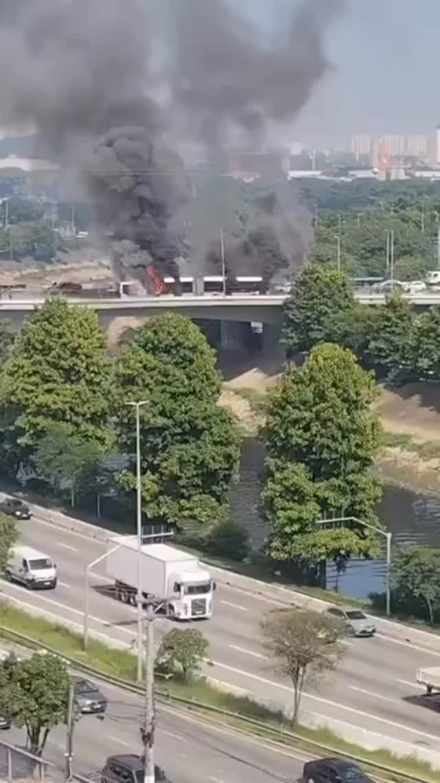 🔥🚌 Ônibus pega fogo no Viaduto Alberto Barra
Nesta segunda-feira, 30/03/2026, por volta das 10h da manhã, um ônibus pegou fogo no viaduto Alberto Badra, no sentido Fernão Dias.
Imagens mostram o veículo tomado pelas chamas, gerando grande preocupação e impacto no trânsito da região.
Equipes de emergência foram acionadas para controlar o incêndio.
Até o momento, não há informações sobre feridos.
Seguimos acompanhando o caso para novas atualizações.