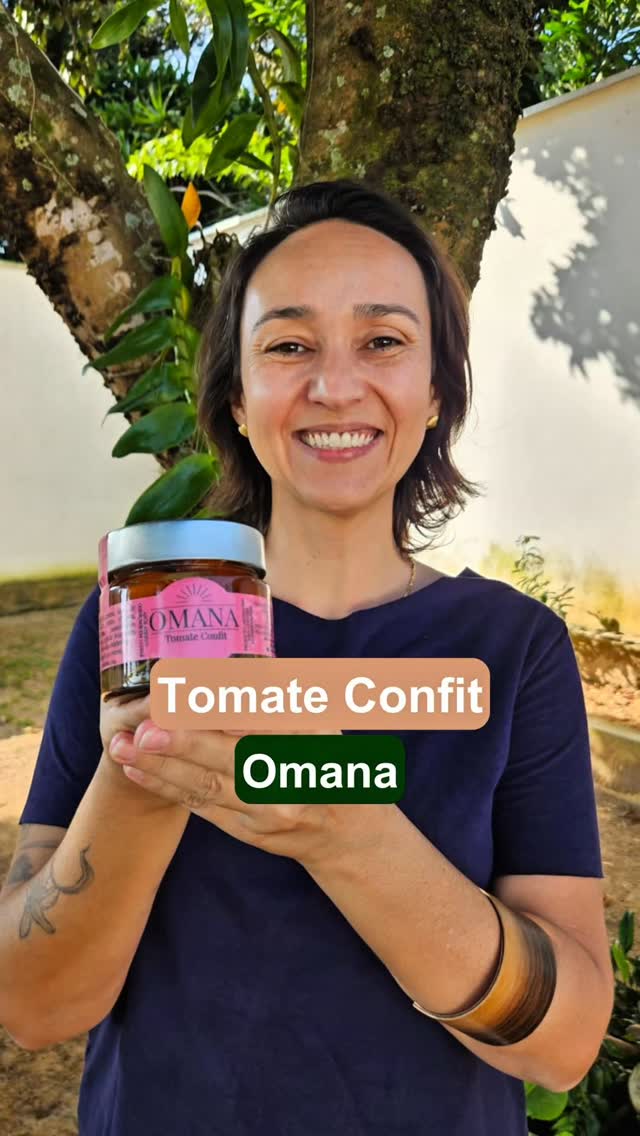 Quem tem tempo no clube deve lembrar (com água na boca!) dos antepastos da Raquel, da @omanaartesanal, de Guaratinguetá SP. Arquiteta de segunda a sexta, ela passa os finais de semana na cozinha, de onde saem delícias como este Tomate Confit. “É o tomate cereja confitado em azeite e especiarias, e vai bem na finalização de pratos”, conta a cozinheira. Na seleção do mês, por sinal, combina com o queijo meia cura, da @queijariasantavitoria. Garanta sua caixa (avulsa ou assinatura de 6 ou 12 meses) acessando o site (link na Bio). Entrega em cidades de MG e SP, onde o Sedex, despachado a partir de Gonçalves e São Paulo, não leve mais do que um dia. #mantiqueira #clubedeassinatura #pequenoprodutor #diadosnamorados