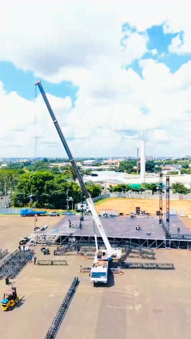 FALTA POUCO: RECINTO GANHA FORMA PARA SHOW DO Guns N’ Roses EM RIO PRETO
A contagem regressiva entrou na reta final. A seis dias do show, o Recinto de Exposições já começa a ganhar cara de espetáculo, com montagem de palco, estruturas metálicas e áreas de apoio em ritmo acelerado.
Na imagem, é possível ver a dimensão da operação: palco sendo erguido, camarotes tomando forma e toda a logística que vai transformar o espaço para receber milhares de fãs.
A expectativa é de casa cheia para uma das maiores apresentações internacionais já realizadas em Rio Preto.