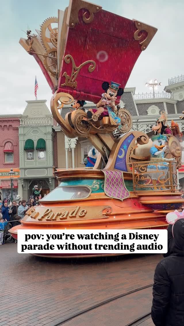 DISNEY STARS ON PARADE
The Disney Stars on Parade at Disneyland Paris is a full-blown nostalgia moment. Think iconic music, all your childhood favorites, and floats so extra they deserve their own red carpet.
It’s the kind of show that makes your toddler wide-eyed… and your adult self weirdly emotional (no shame 😅).
PRO TIP: grab a spot early on Main Street for the best views (and prepare to not want to leave)
have you been to Disneyland Paris? Is Disneyland your thing?