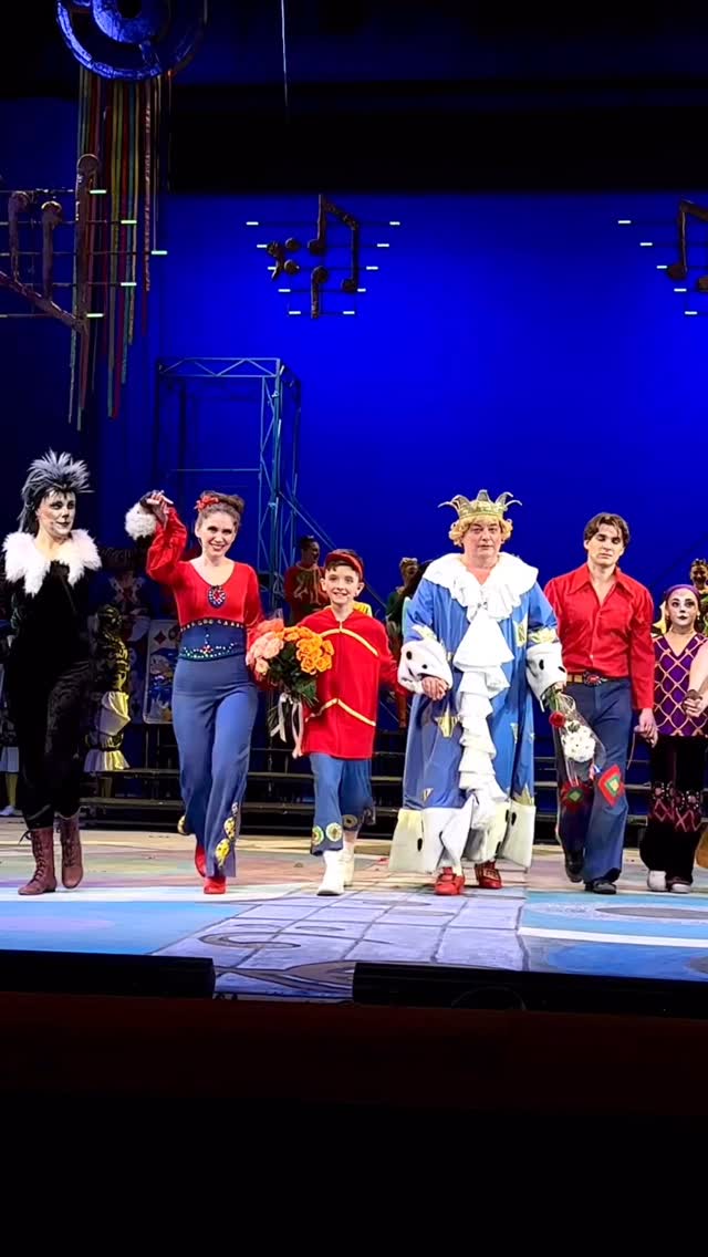 🎭 28 марта произошло важное событие: на сцену Белорусского государственного академического музыкального театра в главной детской роли впервые вышел воспитанник средней группы театра-студии @musicland.kids Игорь Панас! ✨
@igoreshik_panas
В спектакле «Приключения бременских музыкантов» Игорь исполнил роль Трубадура-младшего, сына Трубадура и Прекрасной Принцессы. Второй акт спектакля «Приключения бременских музыкантов» поставлен по сюжету мультфильма «Новые Бременские», и основная сюжетная линия развивается вокруг героя, роль которого и исполнил наш Игорь. 🎸👑
Каждый выход на сцену Белорусского государственного академического музыкального театра для наших детей – это большая честь и большая ответственность. Мы очень рады, что практически во всех спектаклях, в которых на главных ролях нужны дети, работают в театре именно наши ребята. Это большая честь для нас. И с каждым годом таких спектаклей с нашими детьми становится всё больше. 🎭
Благодарим всех режиссёров, кто даёт нашим детям такую возможность!
💫 Игоря поздравляем с премьерой и желаем дальнейших больших ролей на сцене профессионального театра. Гордимся и ждём следующих спектаклей! 🌟
А в следующий раз «Приключения бременских музыкантов» на сцене Белорусского государственного академического музыкального театра можно будет увидеть 30 мая и 19 июля. Билеты ещё есть в продаже. Обязательно приходите посмотреть замечательный спектакль. Наш Игорь исполнит главную детскую роль в каждом из них. 🎟✨