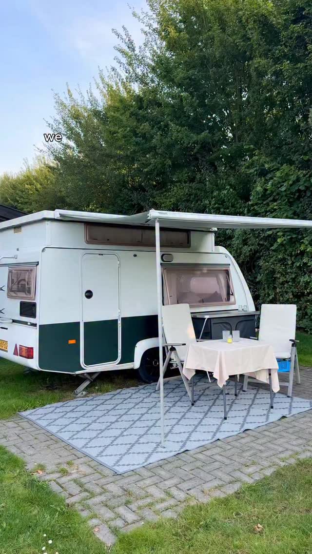 Voor bruiloften reis ik het hele land door en heel soms neem ik mijn huis gewoon lekker met me mee. Dan kampeer ik vlak bij de trouwlocatie, ideaal! 🏕️ #trouwfotograaf #destinationwedding #bruidsfotograaf #caravanmakeover #caravan