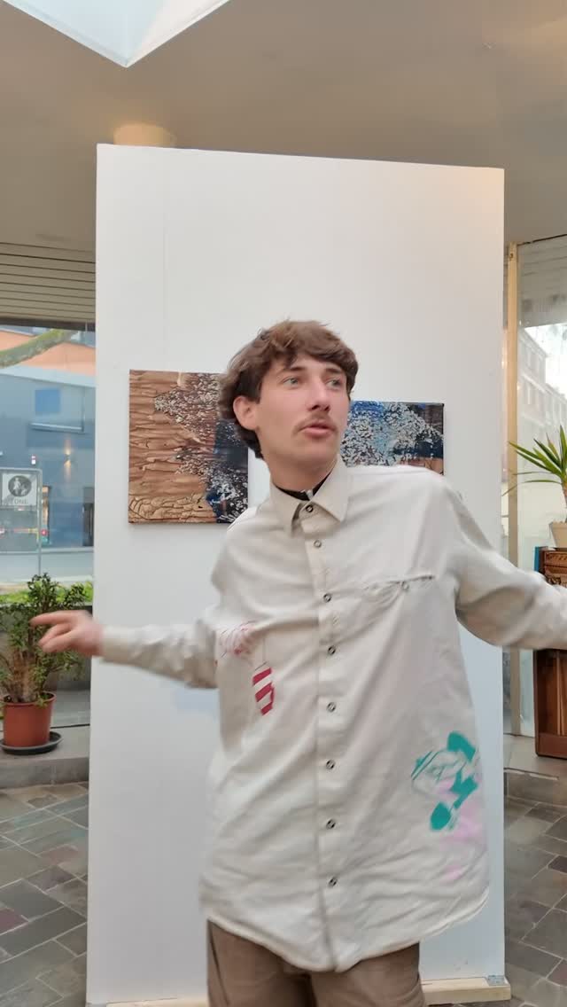 ✏️ SKETCHWERK – Zeichenspiel & kreativer Wettkampf
Wir testen ein neues Format im Rollwerk und laden euch herzlich ein, mitzumachen.
SketchWerk ist ein kreativer Abend irgendwo zwischen Sketch Battle, Pub-Quiz und Karaoke – nur eben mit Stiften und Papier.
In mehreren kreativen Runden (10–15 Minuten) bekommt ihr kleine Zeichen-Challenges.
Nach jeder Runde zeigen wir einige Ergebnisse und starten direkt in die nächste.
🎤 Moderiert von @yannickpfeifer
🎨 Wer kann teilnehmen?
Besonders möchten wir Hobbyzeichner:innen und Amateur-Illustrator:innen motivieren mitzumachen – aber natürlich sind auch erfahrene Künstler:innen willkommen.
👀 Zuschauen oder Mitmachen
Ihr könnt einfach vorbeikommen, zuschauen oder auch ohne Anmeldung spontan mitzeichnen.
Der Eintritt ist frei und das Rollwerk läuft im Normalbetrieb.
🏆 Wettkampf (begrenzte Plätze)
Wenn ihr offiziell am Wettbewerb teilnehmen und Preise gewinnen möchtet, schreibt uns bitte eine DM auf Instagram.
Schickt uns dabei:
• euren Namen
• euren Instagram-Account
• eure T-Shirt-Größe
🎁 Preise
1. Platz:
• 10€ Rollwerk-Gutschein
• 30€ Gutschein von @kultur123ruesselsheim
• 1 T-Shirt mit deinem Sketch
2. & 3. Platz:
• 1 T-Shirt mit deinem Sketch
Während des Wettbewerbs reposten wir eure Sketches auf dem Rollwerk-Channel
(vorausgesetzt euer Profil ist öffentlich und ihr markiert @rollwerk428 ).
Die Community-Abstimmung findet anschließend über den Rollwerk-Instagram-Channel statt.
✏️ Auch ohne Anmeldung seid ihr willkommen – zum Zuschauen, Kritzeln oder Mitmachen.
#SketchWerk #Rollwerk428 #Kulturfrühling2026 #Rüsselsheim #CreativeBattle SketchBattle Illustration Zeichnen HobbyKünstler KunstEven