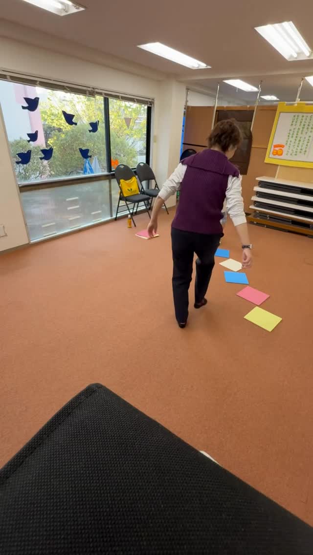 アナクルーシス
日常の動きの中で、アナクルーシスの動きはいっぱい転がっているのよね。
これがスムーズにできないと、
チャンスを逃したり、
コミュニケーションがズレたり、
もちろん運動も。
向かう動き、準備の動き、呼吸
で😅
ダルクローズ作曲
「ザ・スケール・カムズ・トゥ・ライフ」
アナクルーシスだらけの曲を歌っていたら、
動きたくなるのがリトミックの人びと。
音階を並べて、このアナクルーシスで動いてみると、間に合わない。
2人でやってみたら大成功!!
後から
腕の動きでやるといいかも、と発見。
いろいろやってみよう。
#アナクルーシス
#江坂リトミック
#塚口リトミック
#小学生のリトミック