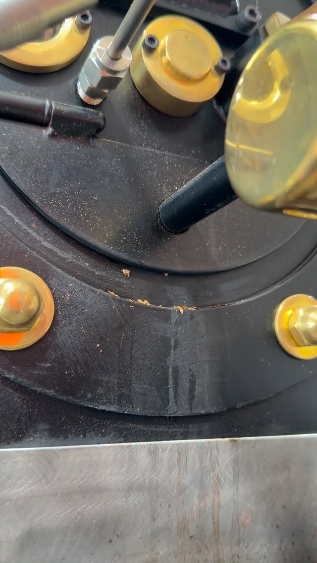 🔥 Sample/mini production roasting on a @sanfranroaster SF1 for #worldofcoffeesandiego . 🥄 We’ll have about 40 fresh crop coffees to taste so sign up to cup w us (link in profile)!
#carbonicmacerationcoffee #cofermentcoffee #microlotcoffee #naturalprocess #honeyprocess #thirdwavecoffee #anaerobiccoffee #pacamara #directtrade #directtradecoffee #woc #sustainablecoffee #biodynamiccoffee #coffeeroaster #coffeesorting #coffeeroasting #coffeefarm #sampleroasting #goldmtncoffee #coffeefermentation #nicaraguancoffee #worldofcoffee #nofilter #maracaturra #geishacoffee #maragogype