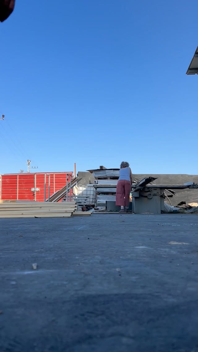 האישה המדהימה שאיתי זו אמא שלי שעדיין מגשימה איתי את כל החלומות ❤️
הסרטון הזה צולם בסבב אירנים הקודם , אבל מי סופר…
זמן של משפחה ועשייה שבתוכה גם בנינו יחד מלא פינות ישיבה לחצר של הסטודיו.
מחכים ליום שהשמים יהיו שקטים ונחזור לשבת בנחת על ספסל בצל האורנים ולשמוע ציוץ ציפורים תמים🌳🪺