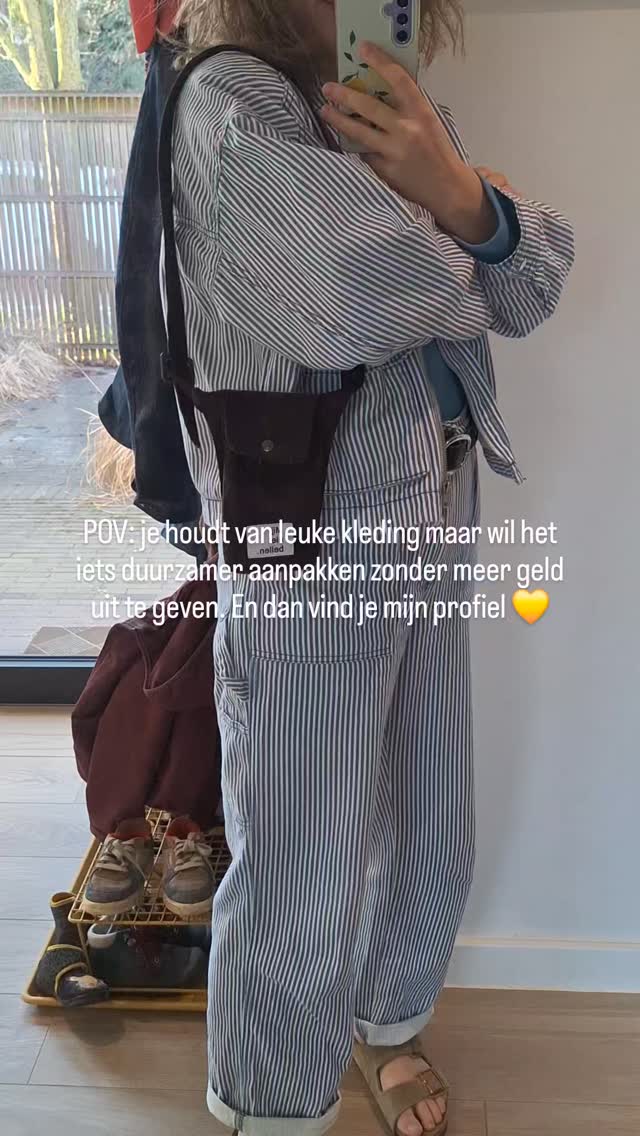 Slow fashion duurder?
Ma bah neen. Niet per se.
Denk:
- tweedehands
- kleding ruilen
- kleding huren
- kleding maken*
- minder kopen maar beter kopen van mooie, lokale en duurzame ondernemers 💚
* Oké, kleding maken kan heel duur uitvallen. Maar niet als je tweedehands stof gebruikt, en ook daar kan ik toevallig mee helpen 😇🤭
Ik kickte af van fast fashion en heb nu eigenlijk veel meer plezier in mezelf kleden. Ik kijk kritisch naar de trends en ben veel creatiever. En meer mezelf, eigenlijk.
En ik de-influence u graag, welkom 🤘🏼
En ik maak het u gemakkelijk met mijn gidsen en overzichten van (h)eerlijke plekjes waar je tweedehands kan shoppen. Goed hé. 'k weet 🤭.
Let's meet 🫱🏼🫲🏽
Liefs,
Mona
www.moetie.be