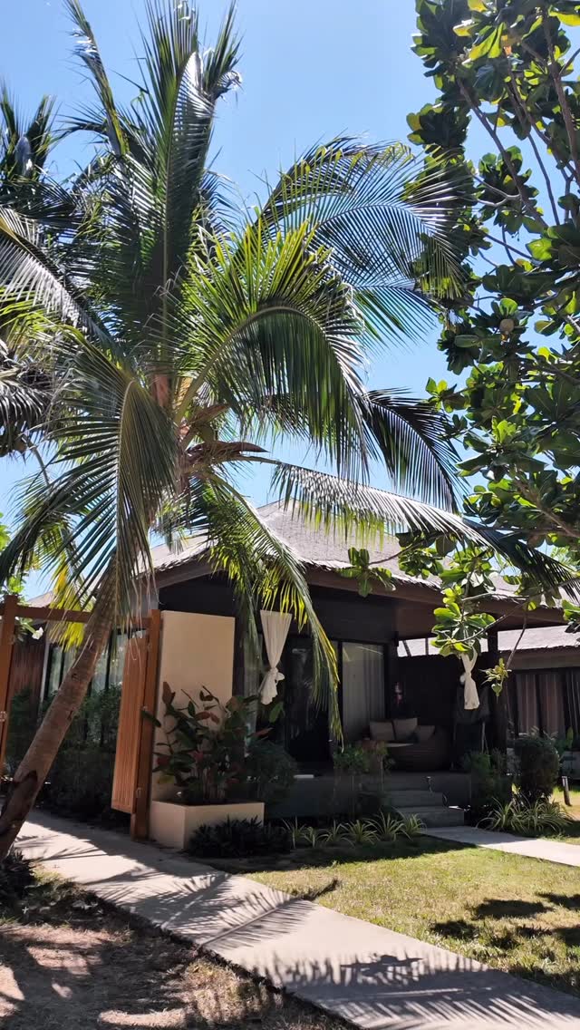 Sun above, palms around, the sea just steps away 🌴🌊
Exactly where you’re meant to be💚
#longbeachchalet #kohlanta #paradise #thailand #beachvibes