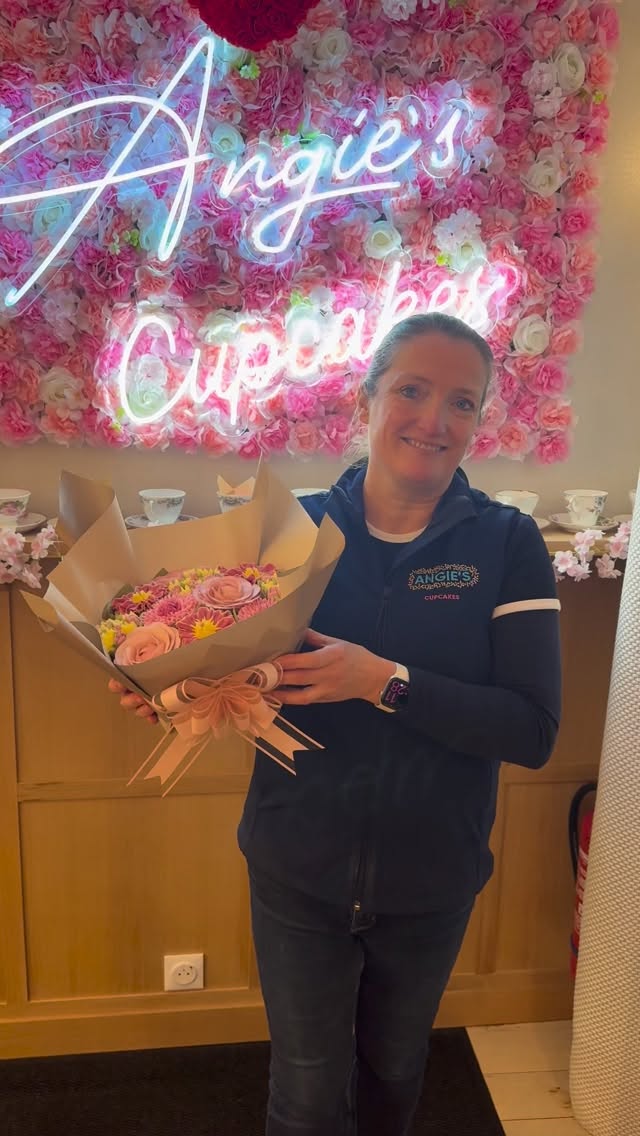 Merci @bonjourtf1 avec @sandrinearcizet pour cette chronique sur les fleurs comestibles 💐🧁
Lien (en story pour pouvoir cliquer): https://www.tf1info.fr/sante/videos/video-ca-ira-mieux-demain-bien-etre-le-pouvoir-des-fleurs-72300-2434433.html
Confiture fraise coquelicot : @confituresdelafabrique
Notre boutique artisanale: Angie’s Cupcakes 43 rue du Chemin de Fer, Lagny sur Marne
( ligne P depuis Gare de l’Est)
#angiescupcakes77 #bonjourtf1 #bouquetdecupcakes #fleurscomestibles #cheffepatissiere @lagnycommerces