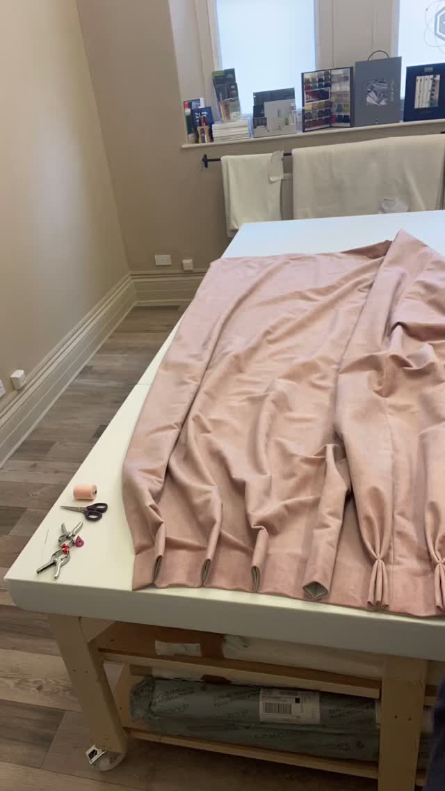 Plump velvet triple pinch pleat production. Every pleat is expertly crafted by hand for a uniformed & elegant look
Fabric: @clarke_clarke_interiors
Curtain maker: @zeal_interiors_
#bristol #bristolcurtainmaker #bristolinteriors #velvetcurtains #triplepinchpleat