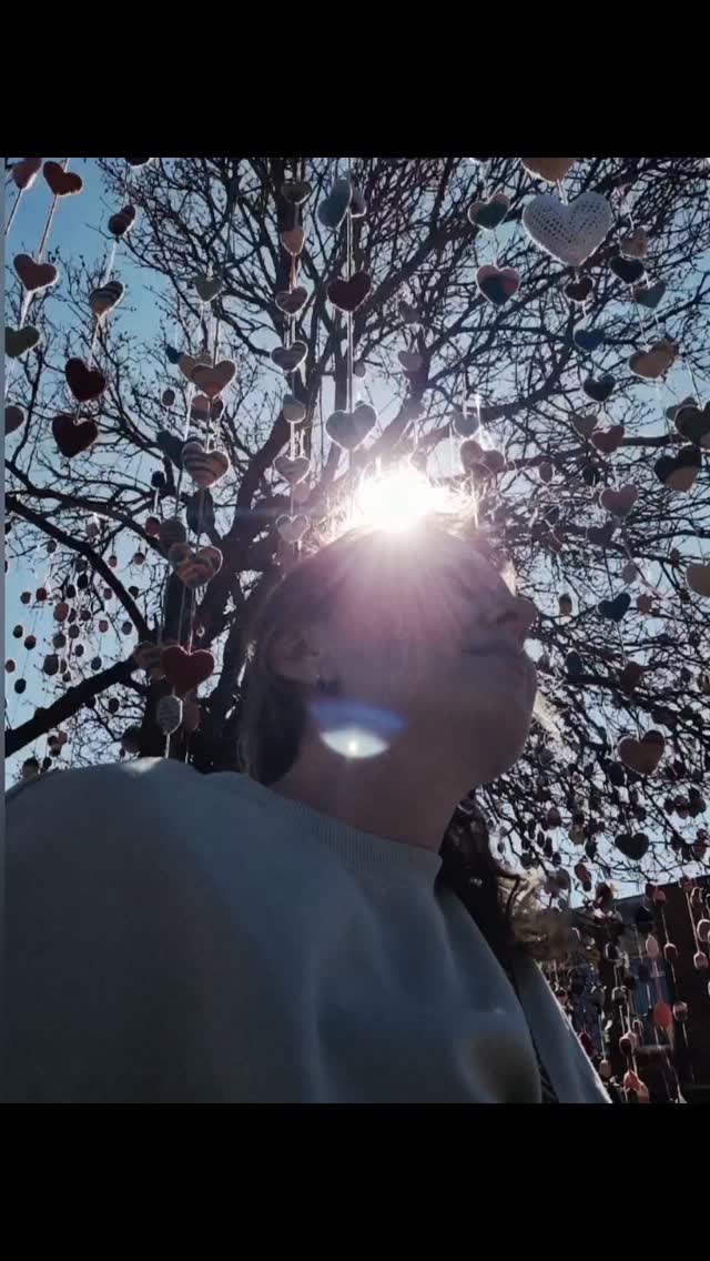 ŠIRDŽIŲ POEMA🤍
🌿gimusi iš meilės tam, ką darau ir iš tikrų, išjaustų istorijų🌿
Susitelkiu.
Rimtis užlieja pasikvietus Šviesą.
Ir pradeda istorija dėliotis,
Pačiais netikėčiausiais vaizdiniais!
Ir pats paslaptingiausias man -
Širdžių pasaulis.
Viena širdis - tarsi pabirusi dėlionė.
Kita - išblukęs akvarelės piešinys.
Trečia - kaip cirko palapinė:
Iš išorės spalvinga,
O viduje - vienatvė pasislėpus, paslaptinga...
Kita - viltinga žinute prabyla:
"Surinkite mane kas nors, prašau!"
Ir Josios vaizdas kubiku rubiku iškyla.
Ir toliau tik dar paslaptingiau...
Matyti tenka ir pabirusį vitražą,
Vaizduojantį dar gyvą išsiskyrimo skausmą.
O štai širdis, tarsi paplyšęs žaislas -
Artumas ir jaukumas josios vaistas.
Išvysti tenka ir nakties padangę,
Savosios rytmečio aušros belaukiančią.
Ir spiginantį šerkšną...ledinį,
Kuris gaubia jautrumą vidinį...
Ar karštį liepsningą, net prieit pavojinga...
Ir štai, matau suskeldėjusią žemę,
Kuriai lašelis tikro jausmo
Atstoja visą vandenyną!
Dar daug istorijų už kadro liko...
Visom ir kiekvienai iš jų esu dėkinga!
Siunčiu pagarbią mintį...
Nes visa yra unikalu ir tobula,
Išjausta iki pat gelmių...
Ir vos atsiveria širdis gyjimui,
JI ima ir pražysta nuostabiausiuoju žiedu 🌷🌿
Skiriu visoms atsivėrusioms širdims💜 Iš manosios į Jūsų!💜
#beautifulheart #reikihealing #lookinginword #healinglight