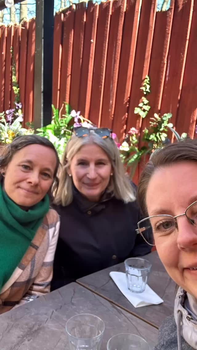 En dag med det bästa av flera världar. Kreativt manusmöte på förmiddagen, härligt lunchmöte ute i den skånska vårsolen, effektivt pr-möte efter lunch. Sedan ett besök i Lunds fantastiska domkyrka där jag nere i kryptan träffade jätten Finn som har hållit upp hela bygget sedan 1100-talet. Och så tillbaka till Markaryd för att hänga med barnbarnet Bella i några dagar, ja och hennes föräldrar också. 🥰
#lund #historiskamedia #skrivliv #kreativamöten #lundsdomkyrka