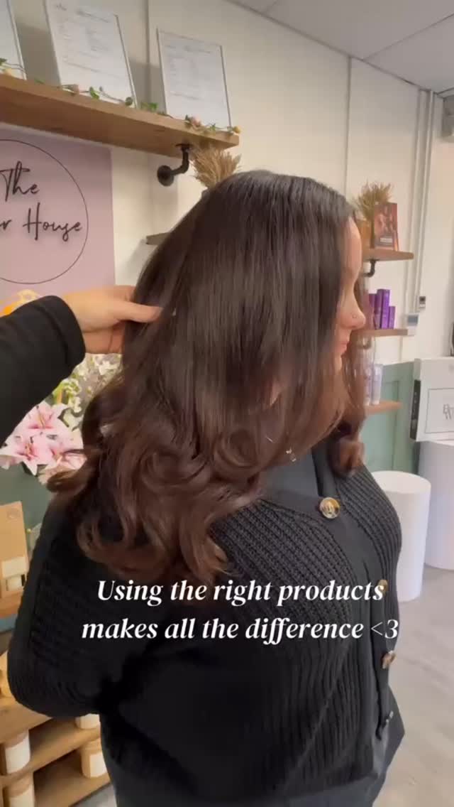 Using the right products makes all the difference! Choosing salon-grade formulas and targeted treatments helps protect colour, boost volume, tame frizz and keep curls defined. It’s about what works for you—your hair type, styling goals and daily routine—and finding the combination that delivers healthy, long-lasting results.
Ellies hero product is Chestnut Sap Thermal Serum from our own in-salon exclusive range
.
.
#hairproducts #professionalhaircare #salonresults