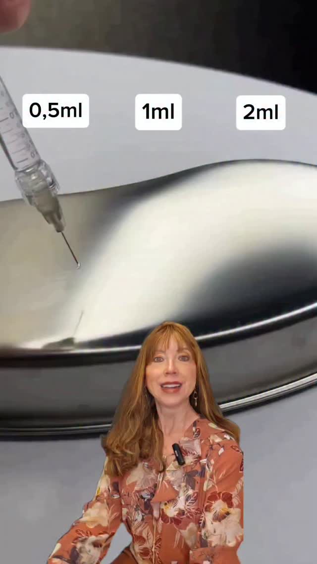 Muita gente deixa de realizar o sonho do preenchimento por medo de "ficar exagerado", mas a verdade é exatamente o que você vê nessa imagem:
1ml é uma quantidade muito pequena! 😳
O segredo do ácido hialurônico é a estratégia!!! 💖✨️
Ele serve para:
Repor estruturas e devolver o suporte que perdemos com o tempo.
Refinar contornos realçando a beleza natural (mandíbula, malar, lábios).
Hidratação profunda: Melhorar a viço da pele de dentro para fora.
Para um resultado elegante e natural, o foco não deve ser em "encher", mas em aplicar a técnica correta nos pontos de luz e sombra do rosto. Menos é mais quando a mão é precisa. 💉
Você já sabia que 1ml era desse tamanhinho?
Me conta aqui nos comentários! 👇🏼 💬