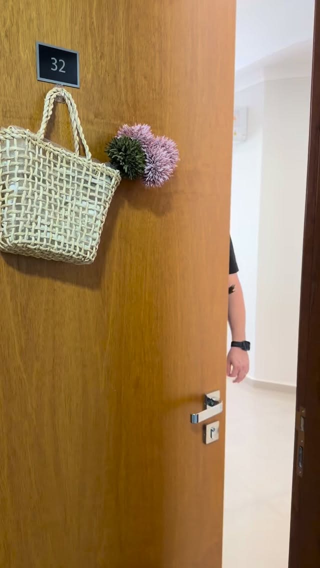 JORGINHO SERIA SACRIFICADO… HOJE É PARTE DA FAMÍLIA
Vem conhecer o Jorginho.
Ele foi salvo da eutanásia e ganhou uma nova chance.Adotado pelo casal Rafael Caobianco e Natália Mendes, chegou pequeno… mas mudou tudo.
Virou companhia.
Virou afeto.
Virou presença.
E, como eles mesmos dizem:
não foi só ele que foi salvo.
Foi ele que salvou a gente.
ENCONTROS DE ALMAS
Nova série de reportagens do Portal Guilherme Baffi
Todo domingo uma nova história