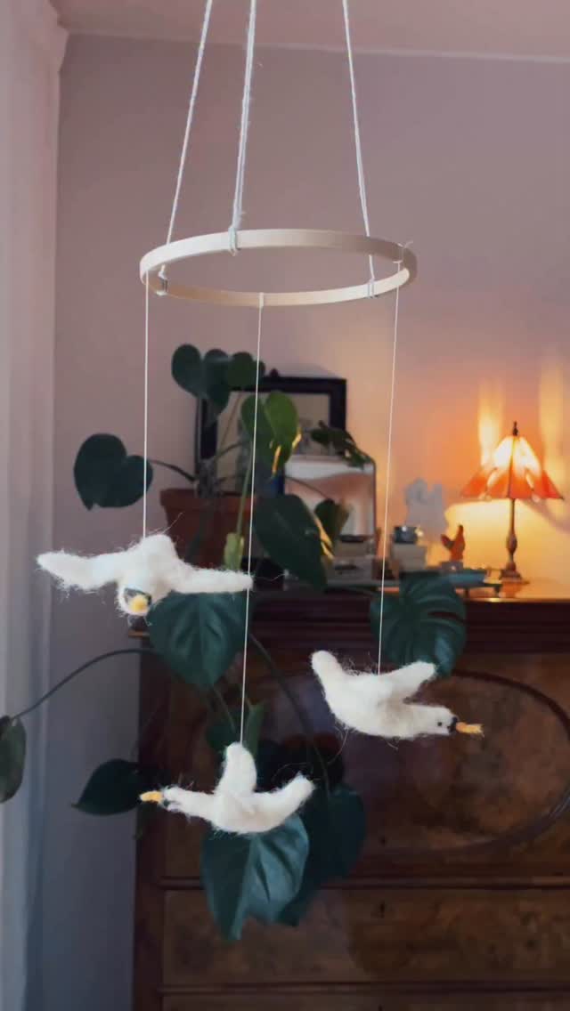 Tovar en mobil till en bebis! Jag använde en gammal broderi-ring som stomme, men det finns också bambu-ringar att köpa. Utöver det behövs ull, skumgummi, tovningsnålar, sytråd och någon fin tråd att hänga upp mobilen med💫