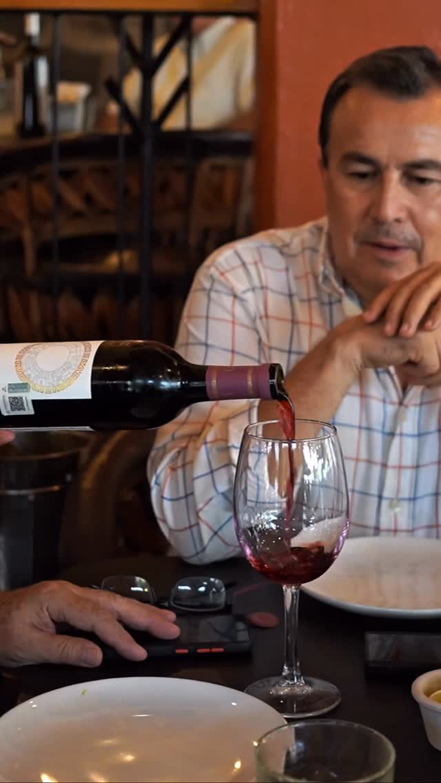 En esta temporada, donde los momentos se vuelven memorables, La Finca del Barrio se convierte en el escenario perfecto para reunirse con quienes realmente importan.
Entre brasas encendidas, cortes selectos al punto perfecto y el sutil acompañamiento de un buen vino, cada encuentro se transforma en una experiencia que va más allá de lo cotidiano.
Ya sea para celebrar con amigos o fortalecer lazos con socios de negocio, aquí cada detalle está pensado para que el tiempo se disfrute… con elegancia, sabor y distinción. 🍷🔥
Reserva tu mesa:
https://www.lafincadelbarriocol.com/booking-calendar/desayunos-y-cortes-al-fuego
📍 Dos espacios para dejarte cautivar:
* Blvrd Camino Real #549, El Diezmo.
* Terrazas San Fernando
📲 312 159 2023
📲 312 133 2206