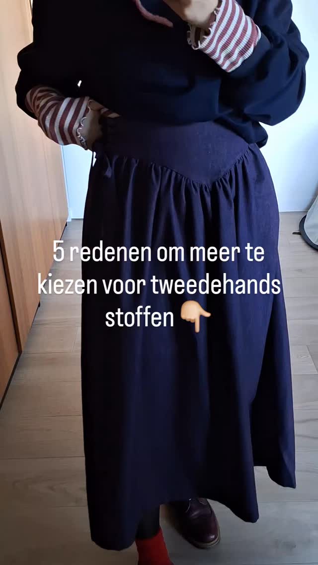 Waarom ik kies voor tweedehands stoffen?
Hieronder 5️⃣ goeie redenen:
1️⃣ Het is goedkoper en stof is duur. Punt.
2️⃣ Omdat het goedkoper is, durf je meer experimenteren. Zeker als beginner! Je gaat sneller in de stof knippen en oefenen met naaien, en hoe meer je oefent... Hoe beter je wordt! Stom toch om niet te durven gewoon omdat je niet in je stof durft te knippen?
3️⃣ Je redt textiel van de afvalberg. Er is al zo veel. Je kan het maar beter gebruiken, toch?
4️⃣ Het is leuk! Een zoektocht! Net zoals kleding tweedehands zoeken is het snuisteren al een hobby op zich. En iedereen weet dat naaien en stoffen zoeken twee aparte hobby's zijn 😂.
5️⃣ De belangrijkste voor mij: het is een enorme boost voor je creativiteit. Werken met bestaande stoffen beperkt ergens je keuze waardoor je verder gaat denken naar mogelijkheden 🌱. Je vertrekt van wat je kan vinden en het einde is... Een verrassing 🤭✨ Love it!
Psssst. Deze rok is gemaakt met tweedehands stof en staat ook op mijn feed 👀
Meer weten over hoe ik stoffen tweedehands shop? Check mijn pagina of www.moetie.be ✌🏼
***
Ik ben Mona. Via mijn downloadbare tweedehands gidsen deel ik duurzame tips & tricks en daarnaast inspireer ik je met tweedehands, geüpcyclede en zelfgemaakte outfits 💚♻️