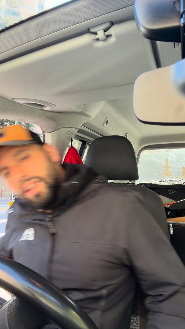 Lei è Esmeralda, ma forse la conoscete già…
Non è il cane che ti viene incontro subito.
Non è quella che cerca tutti.
Ma se le dai tempo… ti sceglie.
Arriva da un passato fatto di paure e chiusure che non c’è più. Settimana dopo settimana, anno dopo anno è sempre più sicura, più curiosa, più presente nonostante sia sempre e solo lì, nel suo box che chiama casa.
Nel video siamo ai Parchi di Nervi: un contesto vero, fuori dal canile. E lei c’è. Osserva, esplora, si prende i suoi spazi… ma resta in relazione sempre e… non solo con me. Ed è tantissimo inimmaginabile fino a qualche tempo fa.
Ha bisogno di una persona consapevole, che sappia rispettare i suoi tempi e costruire con lei un legame autentico.
Non cerchiamo “chiunque”.
Cerchiamo qualcuno che voglia davvero conoscerla.
📍Si trova in canile @associazione_buoncanile_odv
📩 Scrivi per informazioni o per venirla a conoscere
È un cane speciale che cerca persone speciali… ♥️
#canile #buoncanile #adottauncanedalcanile #adottanoncomprare #canefelice