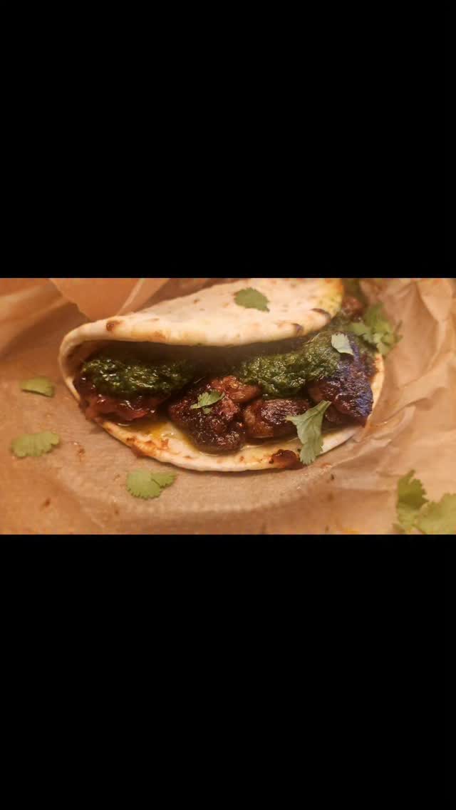 After patiemtly watching and waiting, my @growkitmushroom Lons Mane is finally ready to harvest, and it's grown so big!! I couldn't wait to make this easy vegan version of barbeque burnt ends with it. Lions Mane has a really meaty texture and caramelises beautifully in the pan and absorbs flavours really well, making it a perfect vegan alternative to steak. I love to pile these barbeque burnt ends into warm flatbreads, topped with punchy chimichurri ... Perfect weekend food 🩷
#veganfood #easyveganrecipes #mushrooms #lionsmanemushrooms #foodblogger