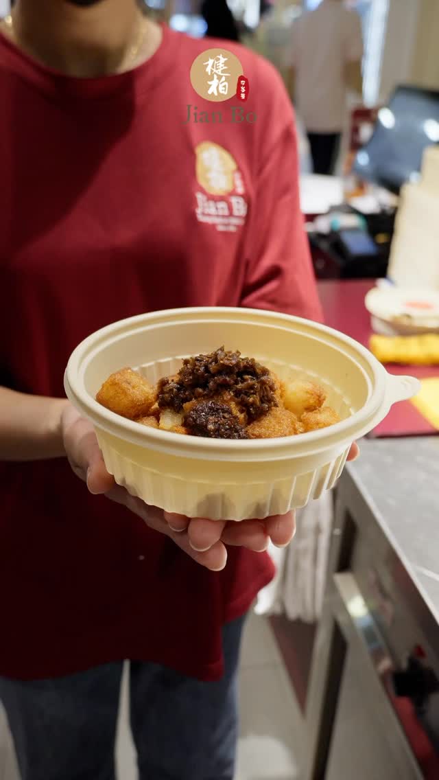 Watch how Jian Bo Shui Kueh turns simple carrot cake into a surprising twist 👇🏻
Crisp edges, smoky aroma, silky carrot cake 🤤 Fused it our signature chye poh & chilli!
Voila! No longer just fried carrot cake But a perfect union 💗
Come hungry. Leave impressed.
#JianBo #FriedCarrotCake #StreetFoodSG #FoodProcess #singaporefood