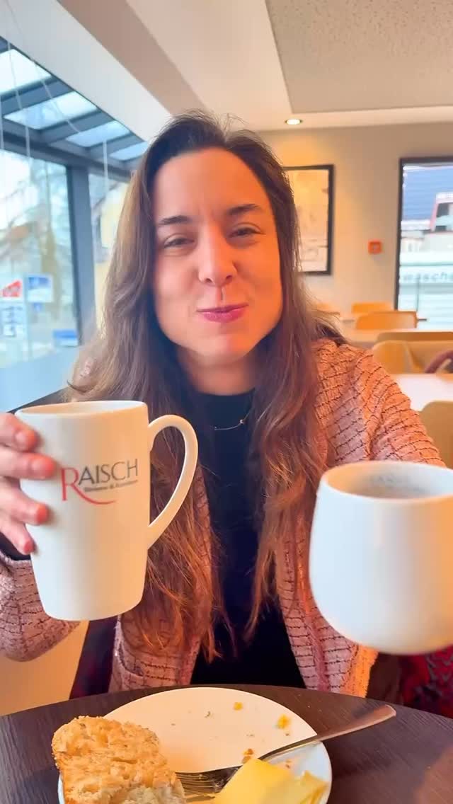 Heute waren wir in unserer Filiale in Schömberg 💛
Zwei Etagen, gemütliche Atmosphäre – und natürlich unser Holzbrettchenfrühstück.
Süß, herzhaft, Käse oder für Zwei – perfekt für einen entspannten Start in den Tag 🥨☕
👉 Hinweis: Das Holzbrettchenfrühstück ist filialabhängig und nicht in allen Filialen erhältlich.
Am besten direkt in deiner Filiale nachfragen 🥰
#baeckereiraisch #raisch #frühstück #bäckerei #breakfast