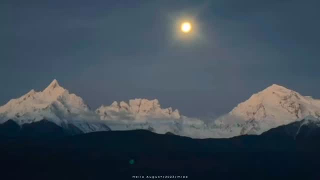 Our guests from USA just witnessed a very stunning sunrise over the Meili Snow mountain.
Meili Snow mountain is the most holy mountain for the Tibetan people in Shangrila area, and it’s very hard to see such a clear sunrise just like a gold coat on the mountain. For local people, it’s called “ 日照金山” it will bring the good luck for this whole year.
#kikiholidays #yunnantravel #china #yunnan
