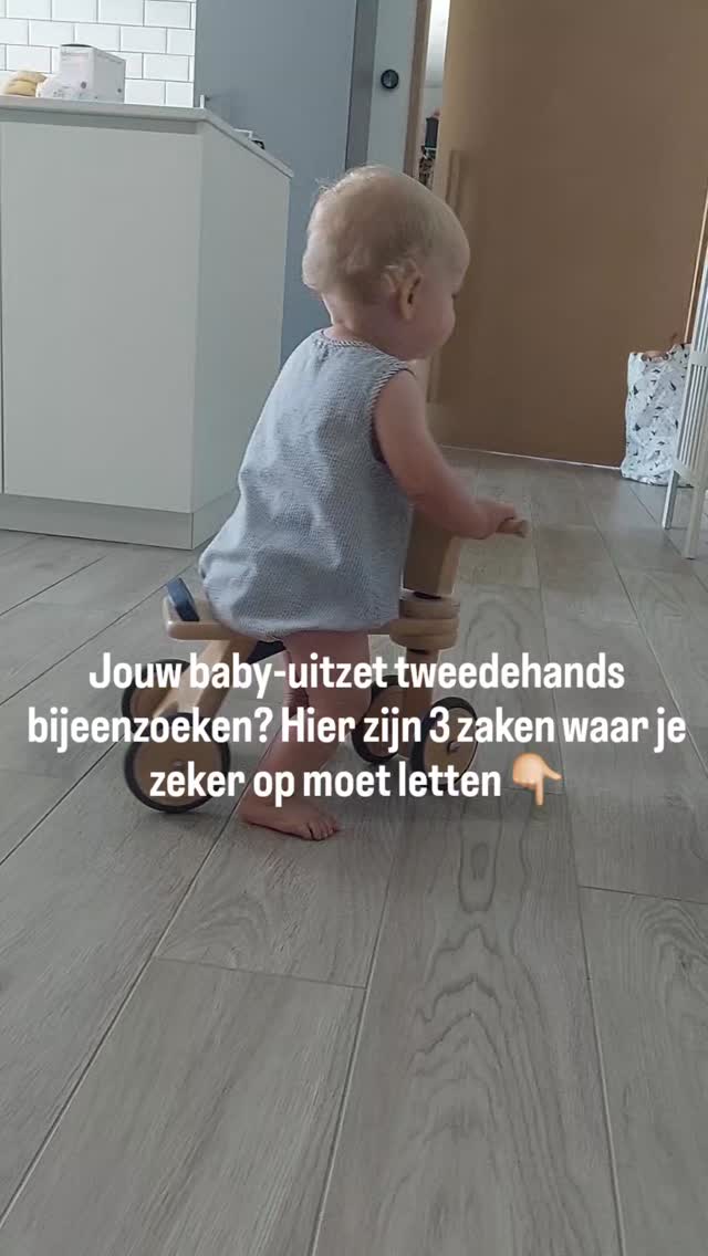 Ook zo overweldigd door alle spullen die je moet aankopen voor je baby-uitzet?
Jep, dat was ik ook.
Dus ik besloot ik het anders aan te pakken! Ik ging voor een babylijst die helemaal bij ons pastte, met een focus op hergebruik. Hier zijn mijn 3 tips om eraan te beginnen:
1️⃣ Begin klein met easy wins: kleding, tetradoeken, speelgoed.
Laag risico, gemakkelijk te vinden (want: er is al ZO VEEL) en groot succesgevoel ✨
2️⃣ Veiligheid eerst! Check labels en productiedatum. Autostoel? Alleen als je de volledige geschiedenis kent.
3️⃣ De staat is belangrijker dan het merk: Mooi is fijn, maar bruikbaar is beter. Controleer op volledigheid 👀
In mijn tweedehands baby-uitzet werkboek help ik je stap voor stap met:
– wat je écht nodig hebt
– wat perfect tweedehands kan
– hoe je bewuste keuzes maakt die ook haalbaar zijn
Dit uitgebreid werkboek bevat:
- Praktische tips & opdrachten om bewust keuzes te maken bij het samenstellen van je babyuitzet.
- Tweedehands vindplaatsen & koopadvies, inclusief waar je op moet letten voor kwaliteit en veiligheid.
- Tips om jouw tweedehands items te controleren, op te frissen of zelfs te upcyclen!
- en nog zo veel meer: van budgetplanner tot checklists en hoe je een geboortelijst maakt!
Werkboek via www.moetie.be of stuur me een DM!