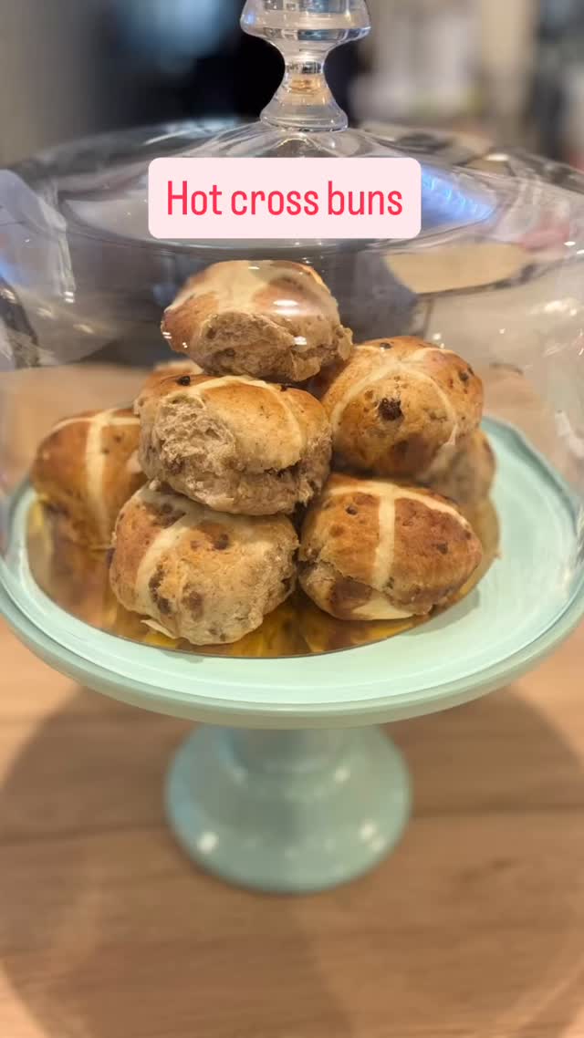 Nos Hot cross buns spécialité anglaise à Pâques Victime de leur succès aujourd’hui, ils reviennent demain dimanche de Pâques pour le dernier jour .
Nous sommes ouvert de 10h à 13h les dimanches
#hotcrossbuns #angiescupcakes77 #paques2026 #easterinparis @lagnycommerces