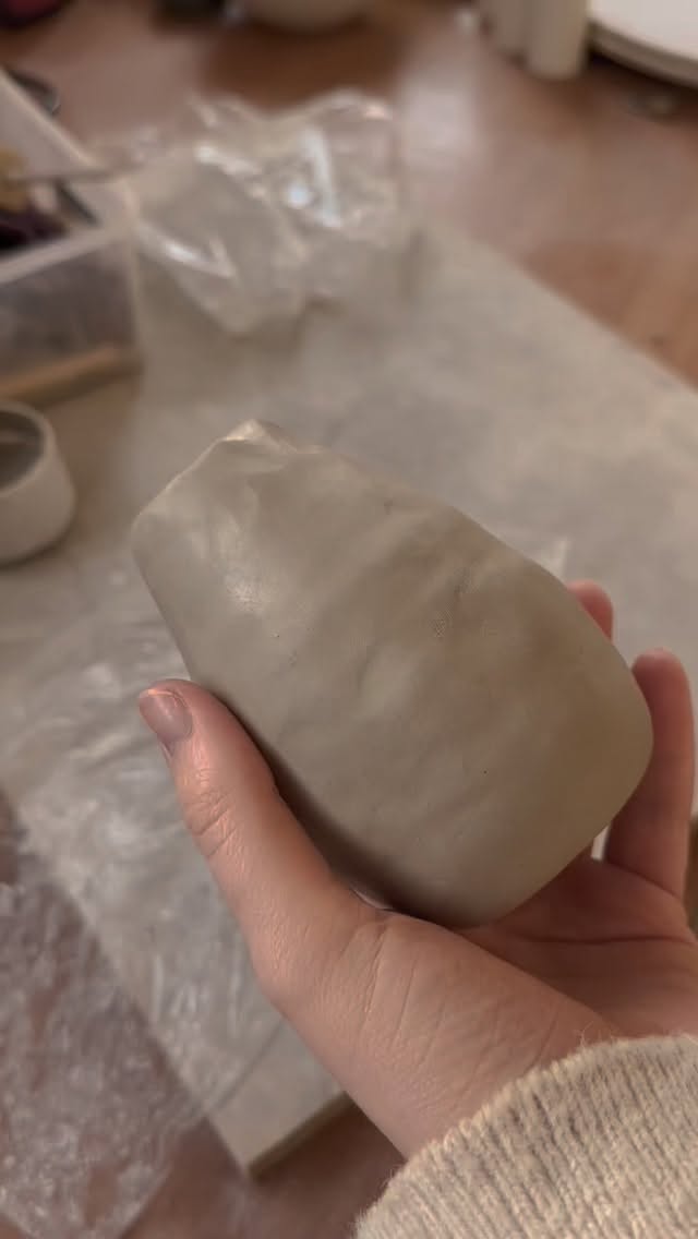 A quiet moment carving a bud vase in my studio ♡
#handmadeceramics #lizzieanndesign #pottery #clay #ceramics
